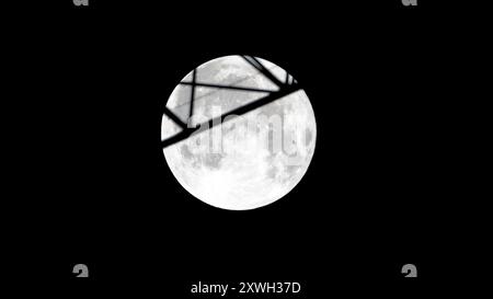 Izmir, Turquie. 20 août 2024. Vue d'une pleine lune, elle est nommée «Super Blue Moon» et une vue intéressante par une chance qui s'est produite avec une intersection de la partie d'une grue de construction en silhouette avec la pleine lune au ciel sombre. Crédit : İdil Toffolo/Alamy Live News Banque D'Images