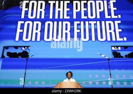 Chicago, États-Unis. 19 août 2024. Rep. Lauren Underwood, d-Ill., parle sur scène avec un texte qui dit « pour le peuple. Pour notre avenir » à l’écran lors du premier jour de la Convention nationale démocrate 2024 qui s’est tenue au United Center à Chicago, Illinois, le 19 août 2024. (Photo de Nathan Howard/Sipa USA) crédit : Sipa USA/Alamy Live News Banque D'Images