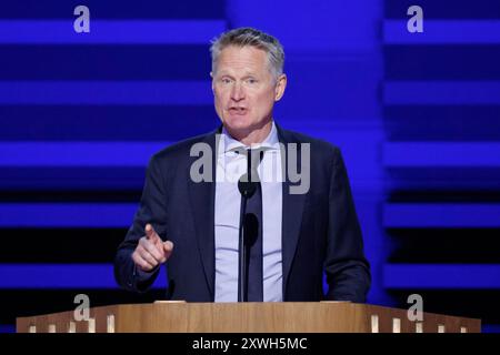 Chicago, États-Unis. 19 août 2024. Steve Kerr, entraîneur de basket-ball masculin de l'équipe des États-Unis et entraîneur des Golden State Warriors, prend la parole lors de la Convention nationale démocrate 2024 au United Center à Chicago, Illinois, le lundi 19 août 2024. Le congrès aura lieu du lundi 19 août au jeudi 22 août. Photo de Tannen Maury/UPI crédit : UPI/Alamy Live News Banque D'Images