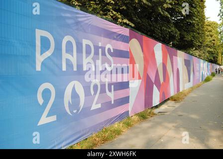 Paris, France - 19 août 2024 : exemple de la clôture temporaire de marque Paris 2024 autour des zones restreintes en raison des Jeux Olympiques et Paralympiques. Banque D'Images