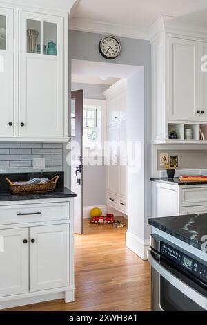 Vue de la cuisine dans le couloir arrière et le mudroom dans la cuisine rénovée Banque D'Images