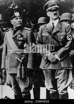 Benito Mussolini et Adolf Hitler se tiennent ensemble sur un stand de révision lors d'une visite officielle en Yougoslavie occupée. Banque D'Images