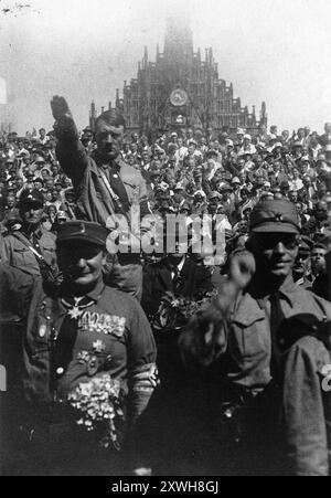 Adolf Hitler lui fait salut nazi lors d'un rassemblement du jour de la fête du Reich à Nuremberg. Hermann Göring se tient devant lui. La photo est datée de 1927 Banque D'Images