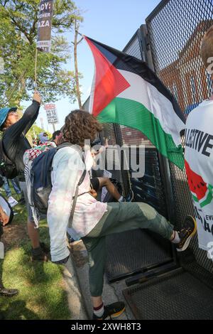 Chicago, États-Unis. 19 août 2024. Les manifestants pro-palestiniens de la première marche nationale sur le DNC tentent de briser la barrière entourant le périmètre du United Center à partir du parc 578, Chicago, il le 19 août 2024. C'était le premier jour de la Convention démocratique et les manifestants voulaient envoyer un message au DNC. (Photo par : Alexandra Buxbaum/Sipa USA) crédit : Sipa USA/Alamy Live News Banque D'Images