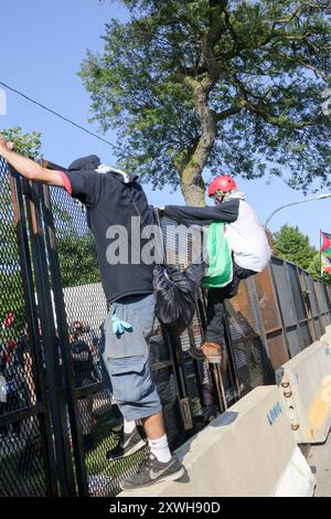 Chicago, États-Unis. 19 août 2024. Les manifestants pro-palestiniens de la première marche nationale sur le DNC tentent de briser la barrière entourant le périmètre du United Center à partir du parc 578, Chicago, il le 19 août 2024. C'était le premier jour de la Convention démocratique et les manifestants voulaient envoyer un message au DNC. (Photo par : Alexandra Buxbaum/Sipa USA) crédit : Sipa USA/Alamy Live News Banque D'Images