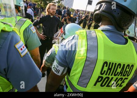 Chicago, États-Unis. 20 août 2024. Les manifestants pro-palestiniens de la première marche nationale sur le DNC tentent de briser la barrière entourant le périmètre du United Center à partir du parc 578, Chicago, il le 19 août 2024. C'était le premier jour de la Convention démocratique et les manifestants voulaient envoyer un message au DNC. (Photo par : Alexandra Buxbaum/Sipa USA) crédit : Sipa USA/Alamy Live News Banque D'Images