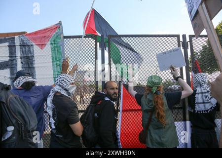 Chicago, États-Unis. 19 août 2024. Les manifestants pro-palestiniens de la première marche nationale sur le DNC tentent de briser la barrière entourant le périmètre du United Center à partir du parc 578, Chicago, il le 19 août 2024. C'était le premier jour de la Convention démocratique et les manifestants voulaient envoyer un message au DNC. (Photo par : Alexandra Buxbaum/Sipa USA) crédit : Sipa USA/Alamy Live News Banque D'Images