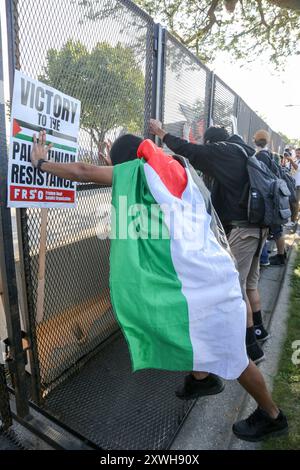 Chicago, États-Unis. 19 août 2024. Les manifestants pro-palestiniens de la première marche nationale sur le DNC tentent de briser la barrière entourant le périmètre du United Center à partir du parc 578, Chicago, il le 19 août 2024. C'était le premier jour de la Convention démocratique et les manifestants voulaient envoyer un message au DNC. (Photo par : Alexandra Buxbaum/Sipa USA) crédit : Sipa USA/Alamy Live News Banque D'Images