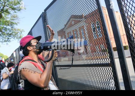 Chicago, États-Unis. 19 août 2024. Les manifestants pro-palestiniens de la première marche nationale sur le DNC tentent de briser la barrière entourant le périmètre du United Center à partir du parc 578, Chicago, il le 19 août 2024. C'était le premier jour de la Convention démocratique et les manifestants voulaient envoyer un message au DNC. (Photo par : Alexandra Buxbaum/Sipa USA) crédit : Sipa USA/Alamy Live News Banque D'Images