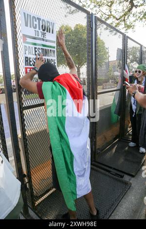 Chicago, États-Unis. 19 août 2024. Les manifestants pro-palestiniens de la première marche nationale sur le DNC tentent de briser la barrière entourant le périmètre du United Center à partir du parc 578, Chicago, il le 19 août 2024. C'était le premier jour de la Convention démocratique et les manifestants voulaient envoyer un message au DNC. (Photo par : Alexandra Buxbaum/Sipa USA) crédit : Sipa USA/Alamy Live News Banque D'Images