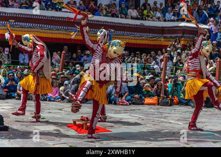 Moines Ladakhi vêtus d'un costume traditionnel et interprétant la danse Cham au monastère Hemis à Leh, en Inde, le 17 juin 2024 Banque D'Images