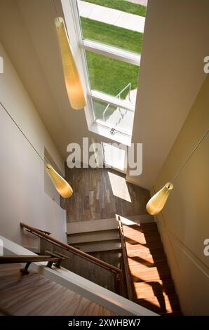 Vue du dernier étage jusqu'au rez-de-chaussée d'un condominium moderne Banque D'Images