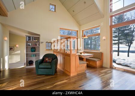 Intérieur de la cabine moderne montrant coin avec cabine à manger intégrée Banque D'Images