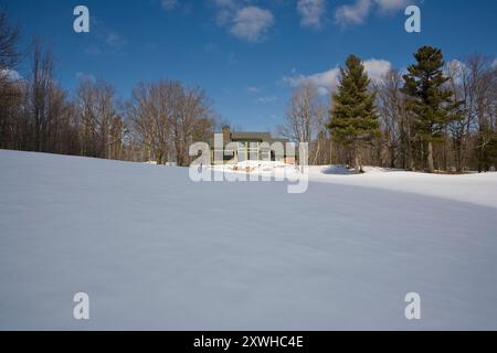 Tranche de soleil brille sur la maison de vacances et la propriété couverte de neige Banque D'Images