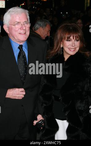 Phil Donahue et Marlo Thomas assistent au gala 2007 du National Board of Review of Motion Pictures Awards au Cipriani 42nd Street à New York le 15 janvier 2008. Crédit photo : Henry McGee/MediaPunch Banque D'Images