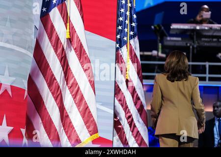 Chicago, États-Unis. 19 août 2024. Le vice-président Kamala Harris sort de la scène après avoir pris la parole lors du premier jour de la Convention nationale démocrate de 2024 qui s'est tenue au United Center à Chicago, Illinois, le 19 août 2024. (Photo de Nathan Howard/Sipa USA) crédit : Sipa USA/Alamy Live News Banque D'Images