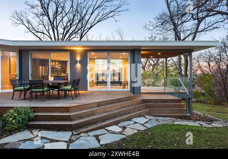 Extérieur de la nouvelle addition à la maison montrant une grande terrasse et la qualité transparente de la maison avec beaucoup de fenêtres Banque D'Images