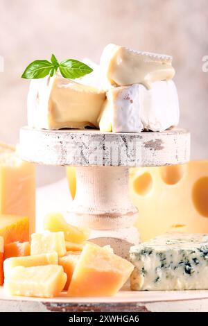 assortiment de fromages à pâte dure et molle sur une table en bois Banque D'Images