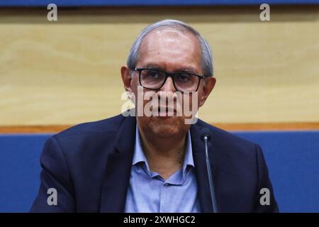 Mexique, Mexique. 19 août 2024. Dr Raul Trejo Delarbre, chercheur à l'Institut de recherche sociale de l'Université nationale autonome du Mexique (UNAM), prend la parole lors d'une conférence de presse la désinformation exige-t-elle une éducation aux médias à la Tour du Recteur de l'UNAM. (Photo de Luis Tovar/SOPA images/SIPA USA) crédit : SIPA USA/Alamy Live News Banque D'Images