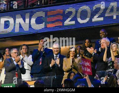 Chicago, États-Unis. 19 août 2024. Le vice-président Kamala Harris et le second gentleman Doug Emhoff réagissent au discours du président Joe Biden lors de la Convention nationale démocrate 2024 au United Center à Chicago, Illinois, le lundi 19 août 2024. La convention aura lieu du 19 au 22 août. Photo de Matt Marton/UPI crédit : UPI/Alamy Live News Banque D'Images