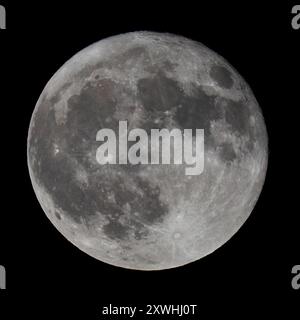 Photo en gros plan de la super lune bleue, prise depuis Los Angeles, Californie, le 19 août 2024. Banque D'Images