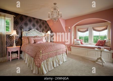 Chambre de fille rose avec papier peint de créateur floqué de velours et siège de fenêtre Banque D'Images