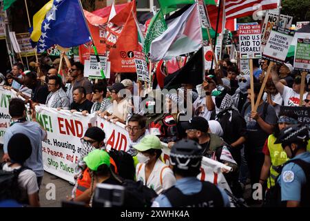 Chicago, États-Unis. 19 août 2024. Une manifestation pro-palestinienne et une marche étaient prévues à Chicago pour protester contre les actions des dirigeants démocrates participant à la Convention nationale démocrate. Plus de dix mille participants, la manifestation a commencé à Union Park, près du United Center qui est le site de la convention. Les rues étaient bordées par la police de Chicago alors que les manifestants marchaient dans les rues adjacentes à la convention. Crédit : JankPhoto.com/Alamy Live News Banque D'Images