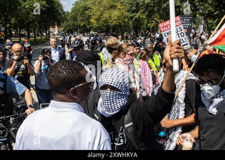 Chiago, États-Unis. 19 août 2024. Un manifestant se dispute avec un officier de police de Chicago lors de la “Marche sur le DNC” à Chicago, il le lundi 19 août 2024. Des milliers de manifestants ont défilé près de la Convention nationale démocrate à la guerre d'Israël à Gaza et au soutien des États-Unis à Israël. Crédit : Sipa USA/Alamy Live News Banque D'Images