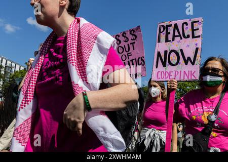 Chiago, États-Unis. 19 août 2024. Les manifestants arrivent à la “Marche sur le DNC” à Chicago, il le lundi 19 août 2024. Des milliers de manifestants ont défilé près de la Convention nationale démocrate à la guerre d'Israël à Gaza et au soutien des États-Unis à Israël. Crédit : Sipa USA/Alamy Live News Banque D'Images