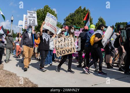 Chiago, États-Unis. 19 août 2024. De nombreux manifestants portaient des pancartes de soutien à la Palestine lors de la “Marche sur le DNC” à Chicago, il, lundi 19 août 2024. Des milliers de manifestants ont défilé près de la Convention nationale démocrate à la guerre d'Israël à Gaza et au soutien des États-Unis à Israël. Crédit : Sipa USA/Alamy Live News Banque D'Images