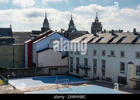 Maisons à côté de la cathédrale de Lugo et le mur romain qui entoure la ville, Galice Banque D'Images