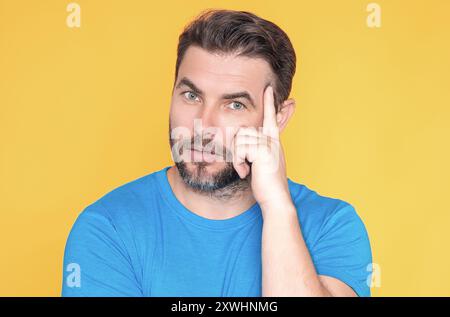 Homme avec confusion expression de visage ayant des doutes. Homme attentionné. Portrait d'un homme sérieux et réfléchi. Beau et attentionné Banque D'Images