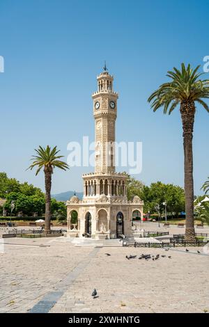 Tour de l'horloge Izmir situé sur la place Izmir Konak par une journée ensoleillée Banque D'Images