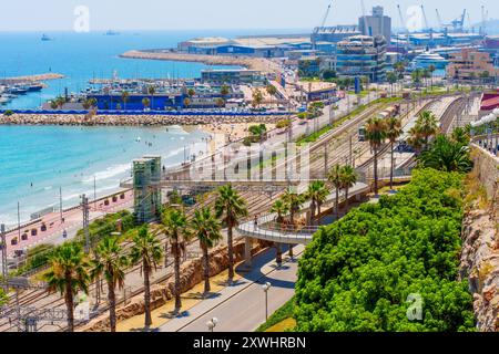 Tarragone, Espagne - 15 juillet 2024 : paysage de Tarragone avec le port de Tarragone avec des palmiers et la mer Azur. Banque D'Images