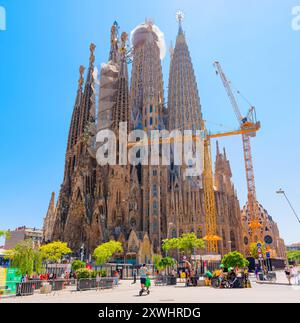 Barcelone, Espagne - 11 juillet 2024 : la Sagrada Familia est en construction avec des grues en vue, montrant le développement en cours de cet architectu emblématique Banque D'Images