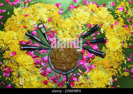 21.05.2023, Indore, député, Inde, cérémonie de mariage indienne, cône mehandi décorer dans une assiette pour la cérémonie mehandi Banque D'Images