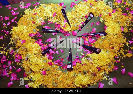 21.05.2023, Indore, député, Inde, cérémonie de mariage indienne, cône mehandi décorer dans une assiette pour la cérémonie mehandi Banque D'Images