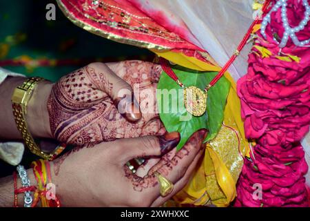 Marié montrant le mangalsutra dans le cou de la mariée lors de la cérémonie de mariage hindoue indienne. Banque D'Images