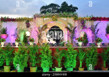 Décoration d'étape pour la cérémonie de mariage, décoration de hall de fête de banquet de mariage indien. Banque D'Images