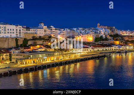 Ville de Maó / Mahón, la nuit et à l'heure bleue, avant le lever du soleil, vu d'un ferry dans le port de Maó (Minorque, Îles Baléares, Espagne) Banque D'Images