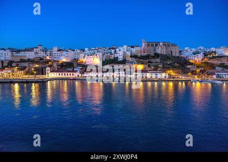 Ville de Maó / Mahón, la nuit et à l'heure bleue, avant le lever du soleil, vu d'un ferry dans le port de Maó (Minorque, Îles Baléares, Espagne) Banque D'Images