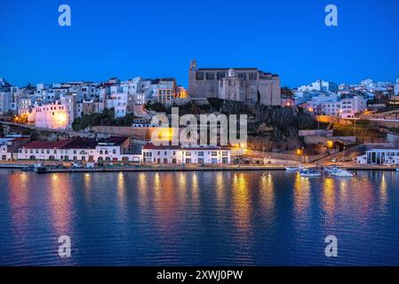 Ville de Maó / Mahón, la nuit et à l'heure bleue, avant le lever du soleil, vu d'un ferry dans le port de Maó (Minorque, Îles Baléares, Espagne) Banque D'Images