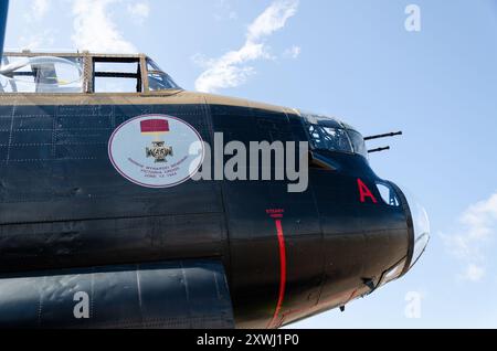 Musée canadien du patrimoine de l'aviation militaire Avro Lancaster FM213, connu sous le nom de Mynarski Lancaster avec Andrew Mynarski VC Medal Nose art Banque D'Images