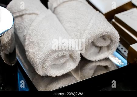 Ensemble de salle de bain avec serviettes, brosses à dents et panier sur une étagère dans un intérieur lumineux. accessoires de bain dans la salle de bain, une serviette accrochée à la porte, beautif Banque D'Images