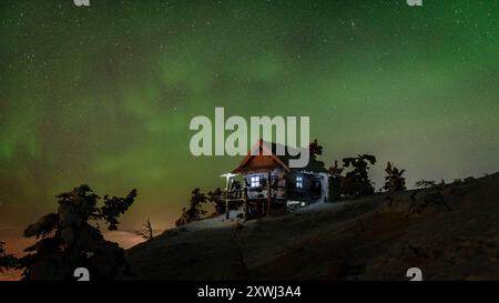 Aurores boréales au-dessus de la cabane secrète du Père Noël sur la montagne Levi (Kittilä, Laponie, Finlande) ESP : auroras boreales sobre una cabaña de Levi Banque D'Images