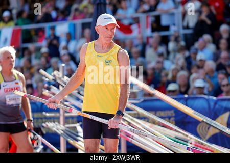Gothenburg, Suède . 19 août 2024. L'ancienne vedette alpine Ingemar Stenmark participe à la voûte à la perche, m65, lors des Championnats du monde des maîtres d'athlétisme 2024 au Slottsskogsvallen à Gothenburg, en Suède, le 19 août 2024. Stenmark franchit 3 mètres lors de sa deuxième tentative. Photo : Adam Ihse/TT code 9200 crédit : TT News Agency/Alamy Live News Banque D'Images