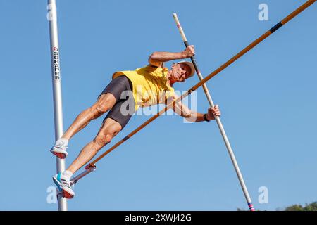 Gothenburg, Suède . 19 août 2024. L'ancienne vedette alpine Ingemar Stenmark participe à la voûte à la perche, m65, lors des Championnats du monde des maîtres d'athlétisme 2024 au Slottsskogsvallen à Gothenburg, en Suède, le 19 août 2024. Stenmark franchit 3 mètres lors de sa deuxième tentative. Photo : Adam Ihse/TT code 9200 crédit : TT News Agency/Alamy Live News Banque D'Images