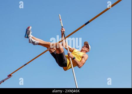 Gothenburg, Suède . 19 août 2024. L'ancienne vedette alpine Ingemar Stenmark participe à la voûte à la perche, m65, lors des Championnats du monde des maîtres d'athlétisme 2024 au Slottsskogsvallen à Gothenburg, en Suède, le 19 août 2024. Stenmark franchit 3 mètres lors de sa deuxième tentative. Photo : Adam Ihse/TT code 9200 crédit : TT News Agency/Alamy Live News Banque D'Images