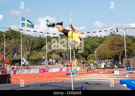 Gothenburg, Suède . 19 août 2024. L'ancienne vedette alpine Ingemar Stenmark participe à la voûte à la perche, m65, lors des Championnats du monde des maîtres d'athlétisme 2024 au Slottsskogsvallen à Gothenburg, en Suède, le 19 août 2024. Stenmark franchit 3 mètres lors de sa deuxième tentative. Photo : Adam Ihse/TT code 9200 crédit : TT News Agency/Alamy Live News Banque D'Images