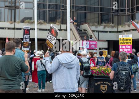 Foule de gens, beaucoup tenant des banderoles, à un rassemblement de soutien anti-racisme à Portsmouth. 17 août 2024. Banque D'Images